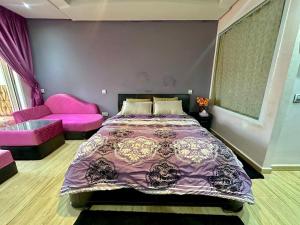 Spacious 2 bedrooms Apartment steps to the beach