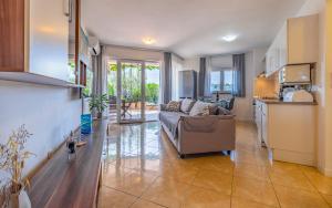 Sunshine Apartment Medulin , seafront terrace, free parking & pet friendly