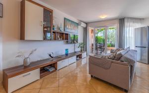 Sunshine Apartment Medulin , seafront terrace, free parking & pet friendly