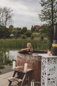 CHATY U HARREGO NAD STAWEM SPA sauna, balia, rowery, klimatyzacja,