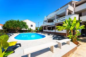 CC Dorry Apartment Pool