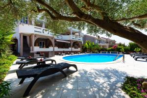 CC Dorry Apartment Pool