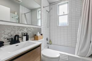 Luxury Home 3bed2bath Yorkville Parking Sauna Gym
