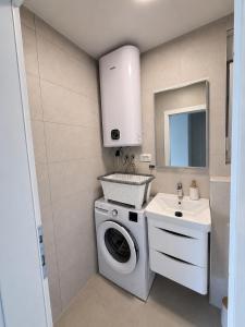 Apartment Blue Rose Sabunike - by TA Leut Agency