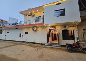 Awadh dham guest house