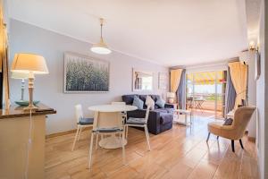 Ocean View Apartment with Pool and Private Balcony