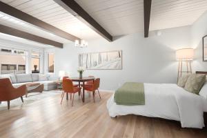 Mountainside Studio with Pool, 3 Min Walk to Mountain