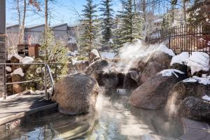 Mountainside Studio with Pool, 3 Min Walk to Mountain