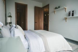 2206- Chic 1BR Near Downtown w Luxe Amenities