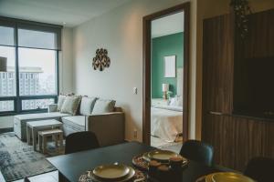2206- Chic 1BR Near Downtown w Luxe Amenities