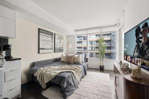 Stylish 1BR Lakeside Oasis Patio & Prime Location