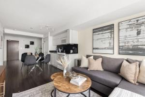 Stylish 1BR Lakeside Oasis Patio & Prime Location