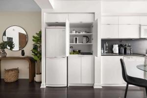 Stylish 1BR Lakeside Oasis Patio & Prime Location
