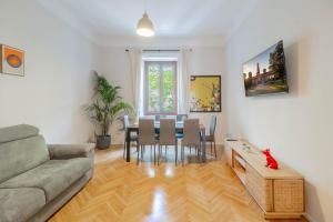 Velvet & Marble - Stylish Luxury City Center Apartment