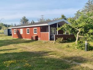Helles-Ferienhaus-mit-Kamin-grossem-Grundstueck-und-zwei-Terrassen