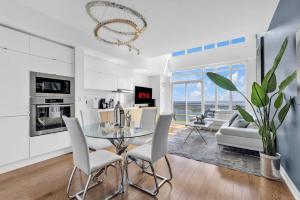 Skyline Penthouse Retreat Waterfront Views