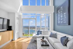 Skyline Penthouse Retreat Waterfront Views