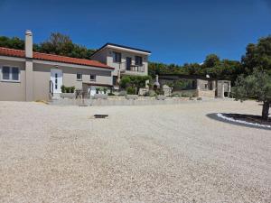 Monsena Olive