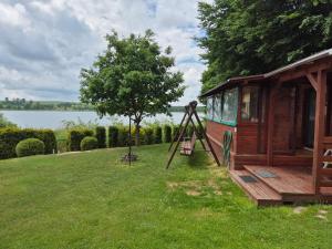 Siedlisko nr 3 nad jeziorem Skarlińskim, domki letniskowe, mazury, jezioro,bania