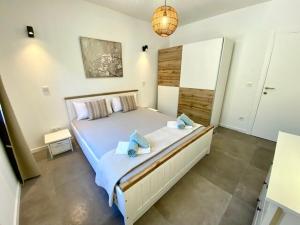 Newly renovated apartment next to marina