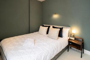 1-Bed flat with aircon bedroom and open kitchen, steps from Earls Court High Street, Kensington, V&A and Hyde Park in Central London, 5 mins from tube station