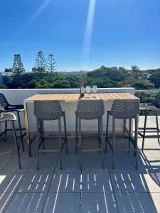Top-floor beachside apartment with views