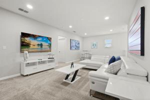 Stunning 6-Bedroom Pool Home Minutes from Disney