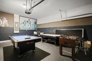 Stunning 6-Bedroom Pool Home Minutes from Disney
