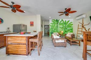 Walk to Beach & Dining! Chic San Pancho Casita