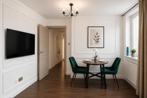 Cozy Two Bedroom at Chelsea Cloisters Hotel