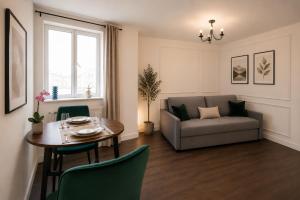 Cozy Two Bedroom at Chelsea Cloisters Hotel