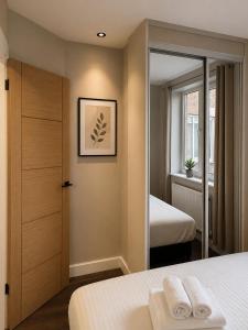Cozy Two Bedroom at Chelsea Cloisters Hotel