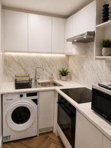 Cozy Two Bedroom at Chelsea Cloisters Hotel