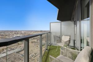 Modern Etobicoke Studio Sleek Queensway Retreat