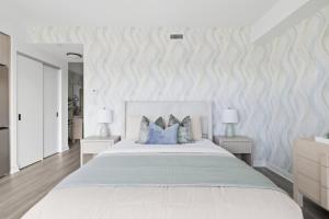 Modern Etobicoke Studio Sleek Queensway Retreat