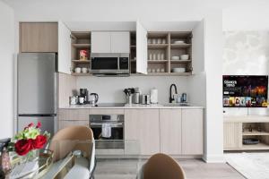 Chic 2BR Urban High-Rise Scenic City Views