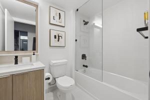 Chic 2BR Urban High-Rise Scenic City Views