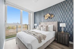 Chic 2BR Urban High-Rise Scenic City Views