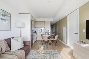 Modern 1BR Suite Steps to Subway City Views