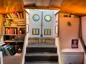 Spacious, Quirky Wide-beam boat in Hackney