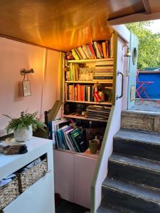 Spacious, Quirky Wide-beam boat in Hackney