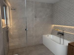 Luxury Pool Villa Paskuqan - Lakeside
