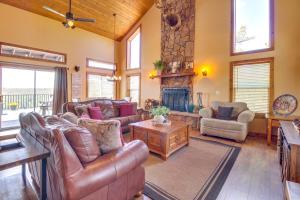 Mtn-View Hilltop Hideaway w/ Deck in Show Low