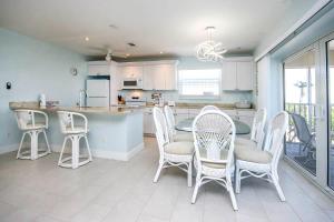 Sanibel Arms West D8