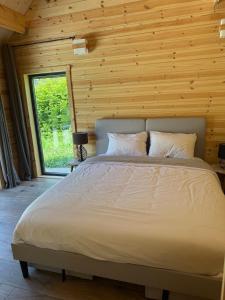Chalet en bois indépendant, terrasse et accès piscine
