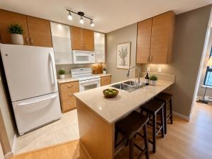 Central Vancouver 2BR Apartment Walk to FIFA 2026 Events