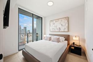 Luxury 1BR Den Suite Rooftop Pool Prime Location