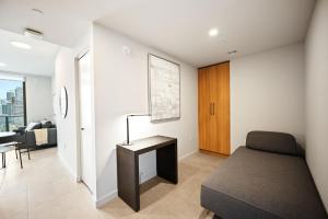 Luxury 1BR Den Suite Rooftop Pool Prime Location