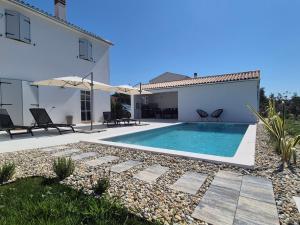 Rovinj 15 mins away, a house for 2 with private pool