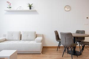 Castle Hill 2 Bedroom Apartment Free Parking